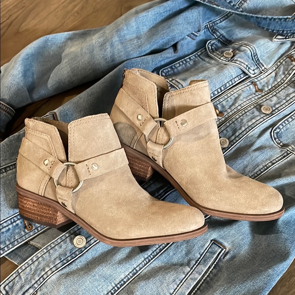 Lucky Brand Tan Ankle Booties with Elastic Panels